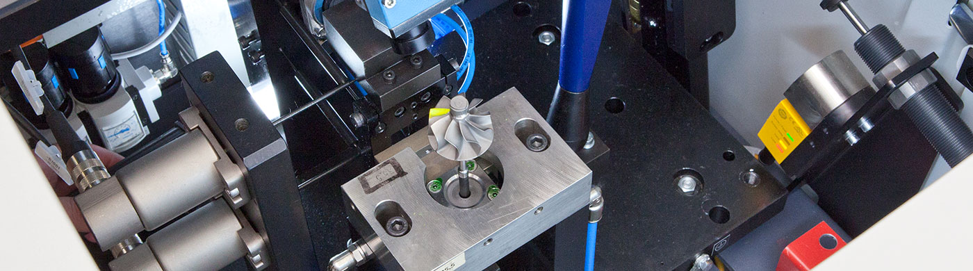 Balancing machine for turbocharger compressor and turbine wheels